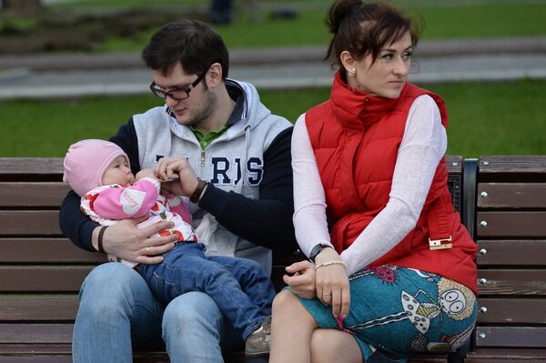 Семья в парке Останкино в Москве