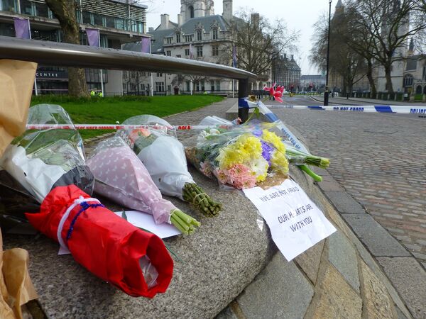Цветы на месте теракта у здания парламента Великобритании в Лондоне