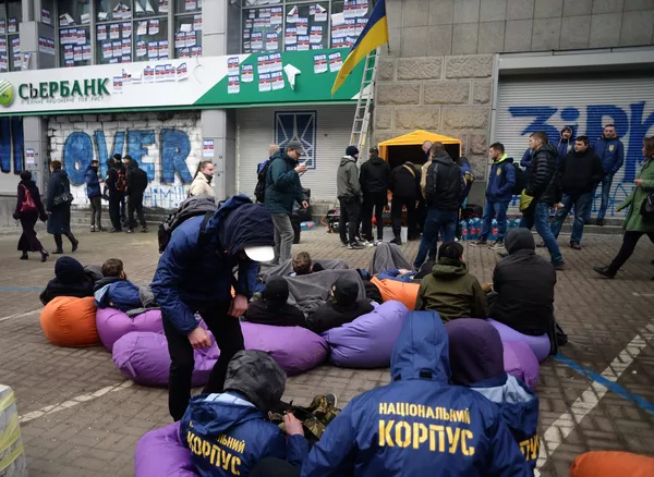 Акция украинских радикалов у здания Сбербанка в Киеве