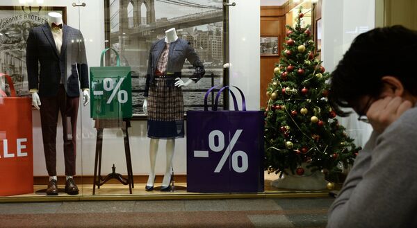 % Мужчина у витрины магазина в ГУМе в Москве