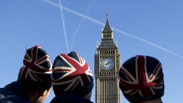  Мужчины в шапках с флагом Великобритании у здания парламента в Лондоне