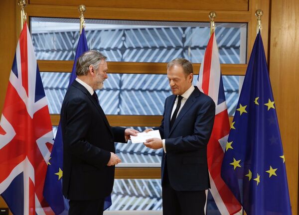 Посол Великобритании при ЕС Тим Барроу вручил главе Европейского совета Дональду Туску уведомление о запуске Brexit