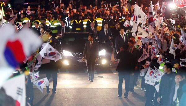 Отъезд президента Южной Кореи Пак Кын Хе из официальной резиденции