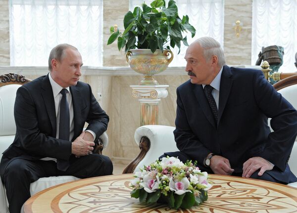 %Президент России Владимир Путин (слева) и президент Белоруссии Александр Лукашенко