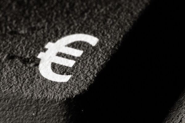 #Значок евро на асфальте