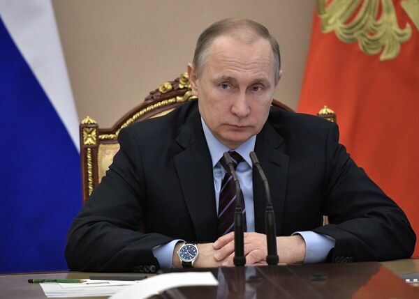 Президент РФ Владимир Путин проводит совещание с членами правительства РФ