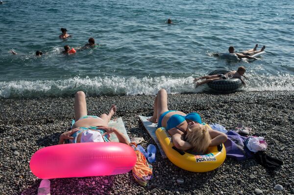#Отдыхающие на пляже около Олимпийского парка в Сочи