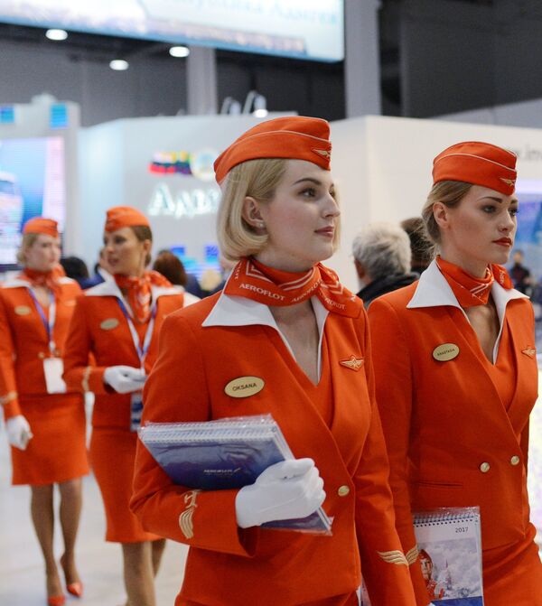 Девушки в форме стюардесс компании Аэрофлот на Российском инвестиционном форуме в Сочи