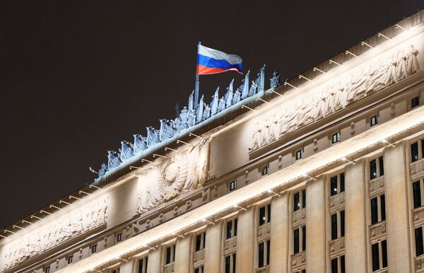%Флаг на здании министерства обороны РФ на Фрунзенской набережной в Москве