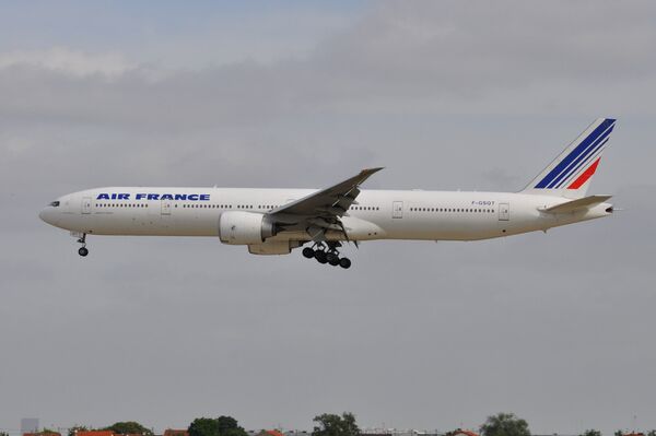 Самолет Boeing 777-300 авиакомпании Air France совершает посадку в аэропорту Орли в Париж, Франция