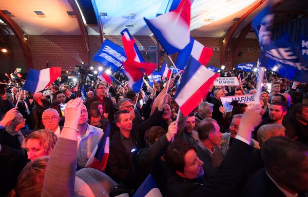 #Сторонники кандидата в президенты Франции Марин Ле Пен
