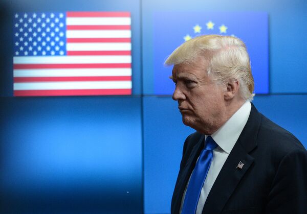 Президент США Дональд Трамп перед началом встречи в Брюсселе с лидерами Европейского совета, 25 мая 2017