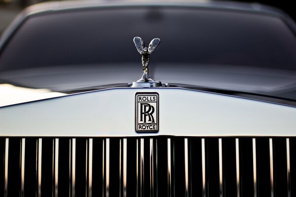 %Эмблема Rolls-Royce на радиаторной решетке автомобиля