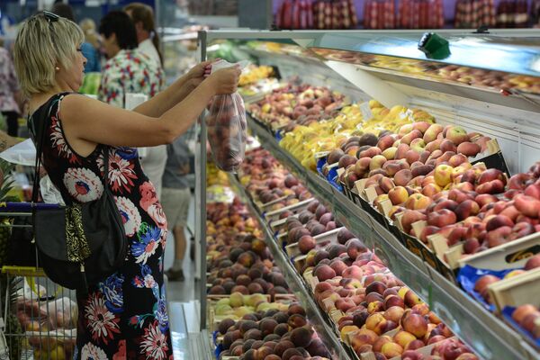 Покупательница у прилавка с фруктами в гипермаркете Лента в Новосибирске