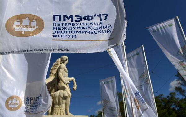 Баннер с символикой Санкт-Петербургского международного экономического форума 2017.