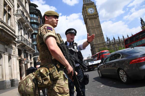 #Британские полицейские и военные у здания Парламента в Лондоне.