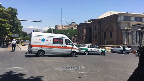 Автомобили скорой помощи в районе здания парламента в Тегеране. 7 июня 2017