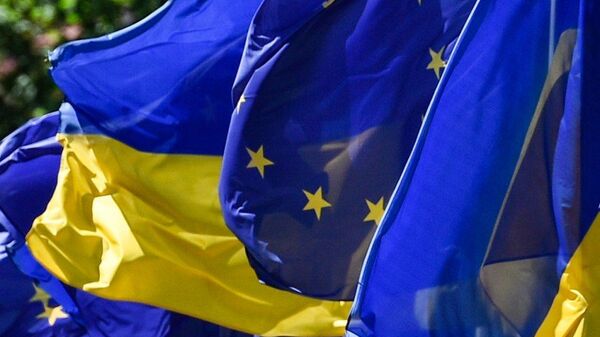 # Флаги Украины и Евросоюза на церемонии по случаю введения безвизового режима между Украиной и ЕС