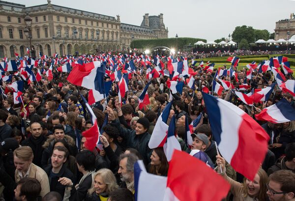 #Избиратели во время объявления результатов голосования второго тура президентских выборов во Франции