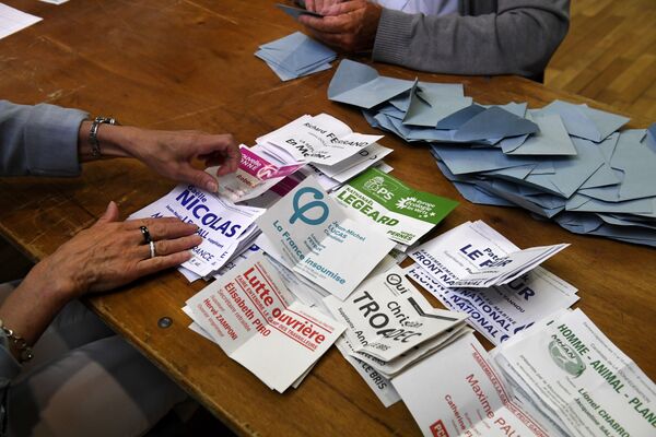 #Подсчет голосов на избирательном участке в Шатоулине, в западной части Франции. 11 июня 2017