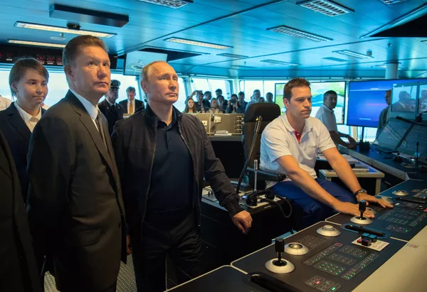 Владимир Путин и председатель правления ПАО Газпром Алексей Миллер. 23 июня 2017