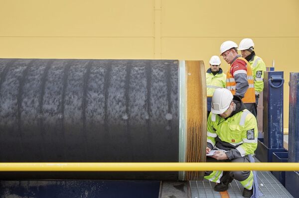 Инженеры проводят проверку первых труб, необходимых для стоительства двух ниток газопровода Северный поток-2