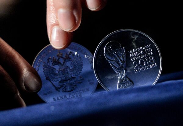 Памятная монета, выпущенная Центральным банком РФ к ЧМ-2018 по футболу