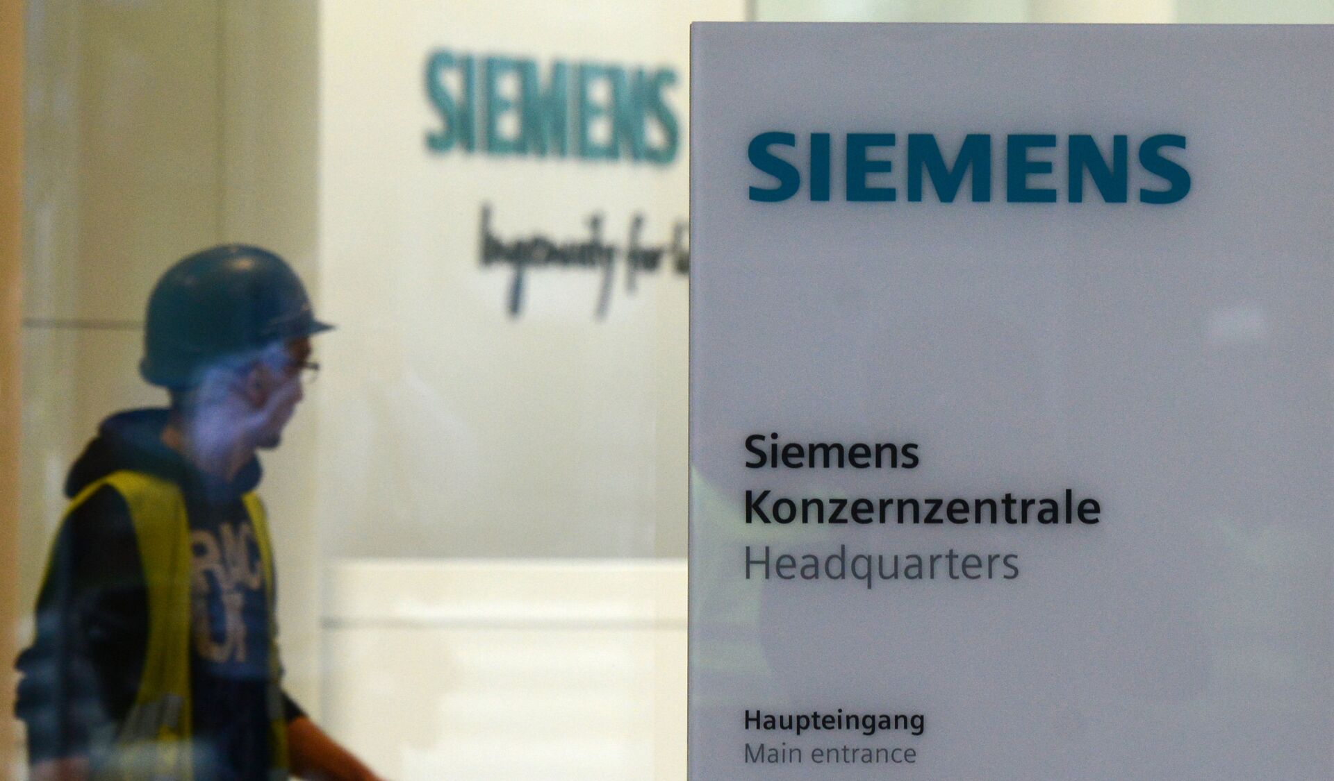 Рабочий у входа в штаб-квартиру компании Siemens в Мюнхене, Германия - ПРАЙМ, 1920, 29.10.2023