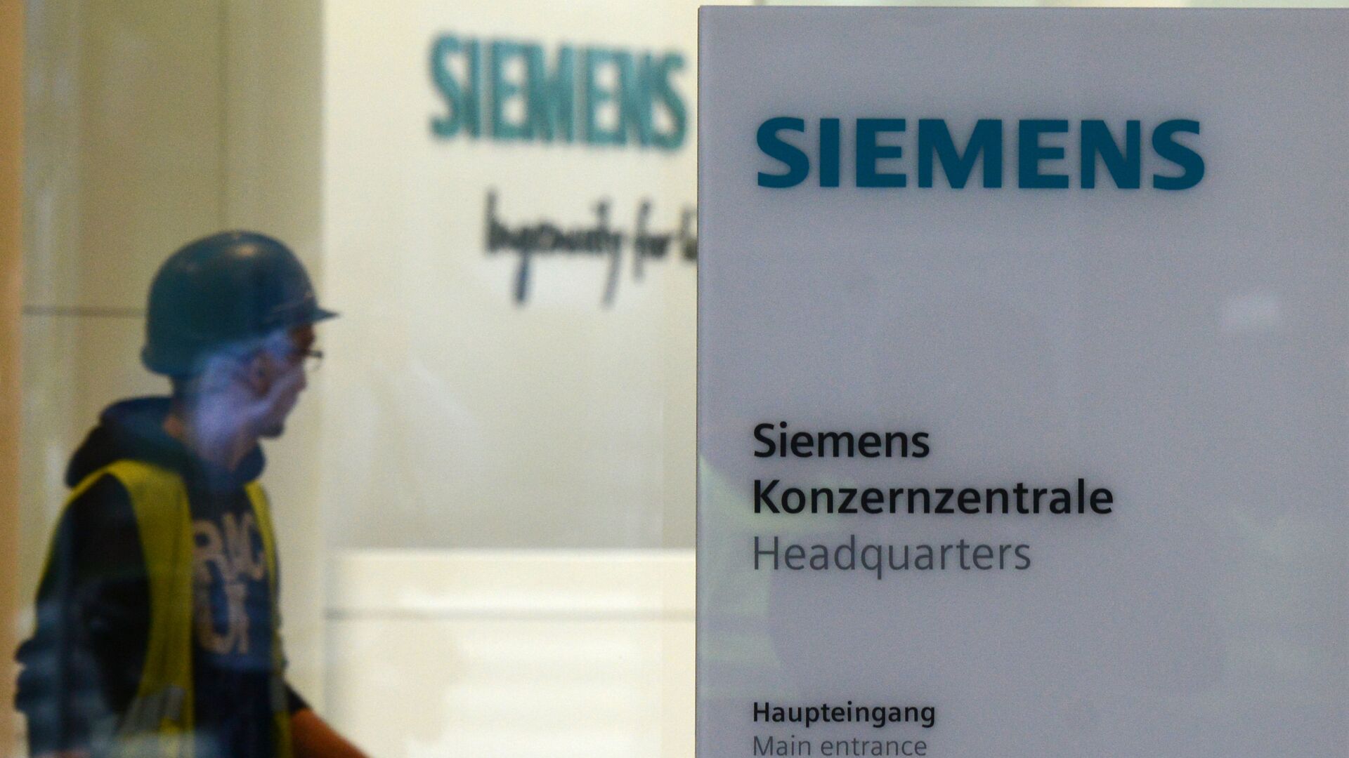 # Рабочий у входа в штаб-квартиру компании Siemens в Мюнхене, Германия - ПРАЙМ, 1920, 22.09.2025