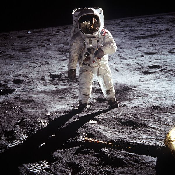 Астронавты Нил Армстронг и Эдвин Олдрин в книге рекордов Гиннесса, как первые люди на Луне