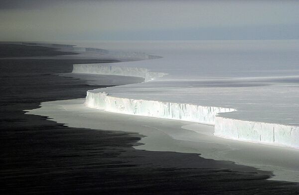 # Вид на огромный айсберг в Антарктиде
