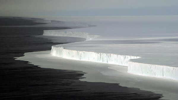 % Вид на огромный айсберг в Антарктиде