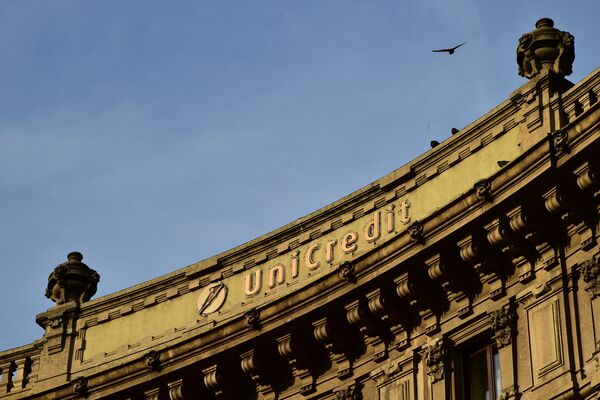 #Фасад здания UniCredit банка в Милане, Италия