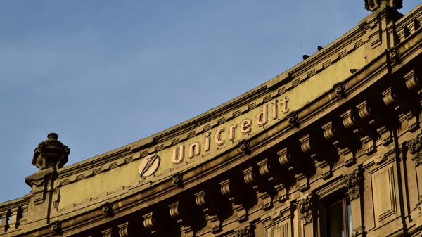 %Фасад здания UniCredit банка в Милане, Италия