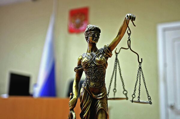 #Статуэтка богини правосудия Фемиды в зале суда