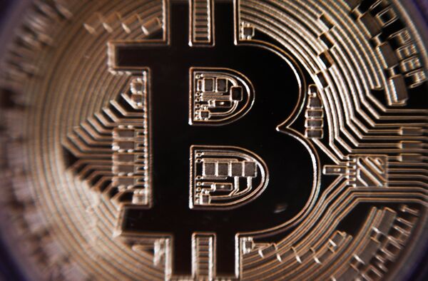 %Сувенирная монета криптовалюты биткойн в MaRSe Bitcoin Center в Москве
