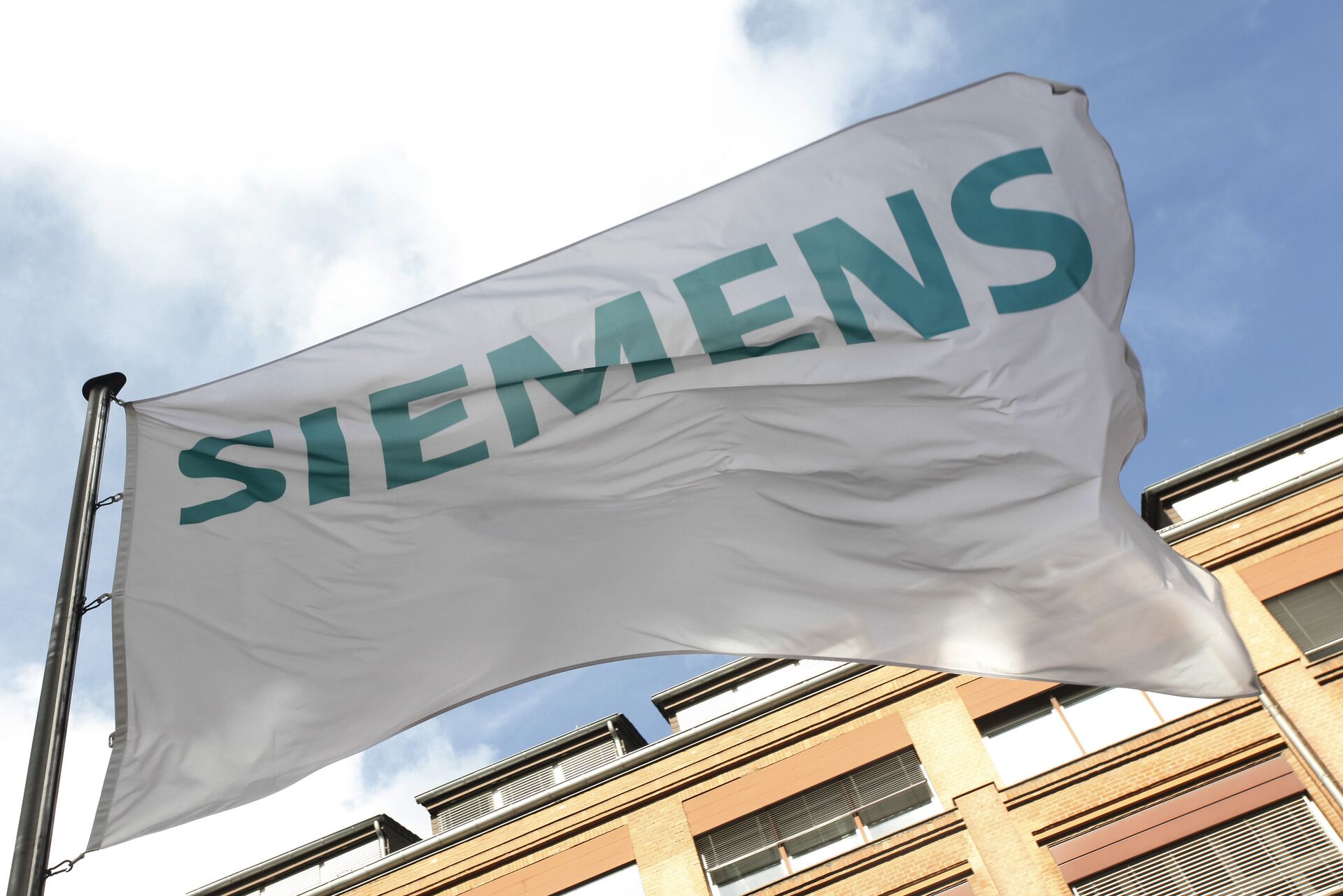Флаг с логотипом компании Siemens - ПРАЙМ, 1920, 25.07.2022