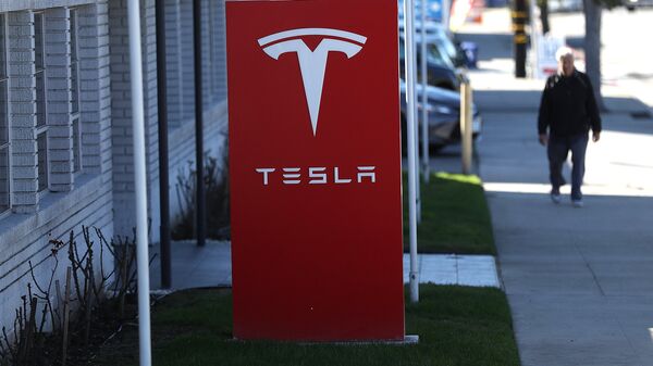 Вывеска автомобильного концерна Tesla в Лос-Анджелесе