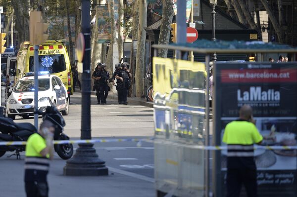 Полиция и скорая помощь в районе наезда микроавтобуса на пешеходов в Барселоне. 17 августа 2017