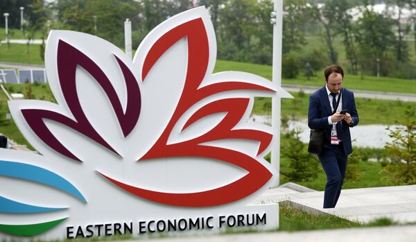 # Логотип Восточного экономического форума на территории Дальневосточного федерального университета на острове Русский во Владивостоке