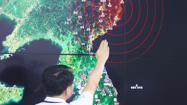 Специалист отдела мониторинга сейсмической активности Южной Кореи на брифинге в Сеуле