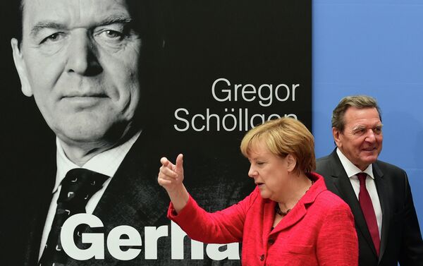 Канцлер Германии Ангела Меркель и бывший канцлер Германии Герхард Шредер во время официальной презентации биографии Шредера в Берлине