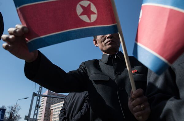 #Мужчина с флагом КНДР в Пхеньяне