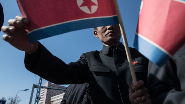  Мужчина с флагом КНДР в Пхеньяне