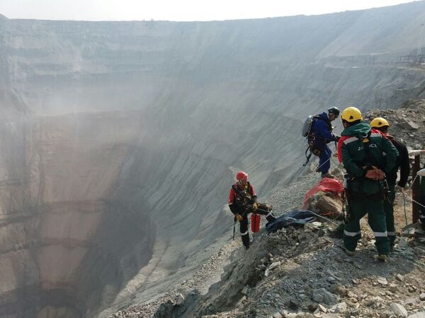 Промышленные альпинисты приступили к работе на руднике Мир