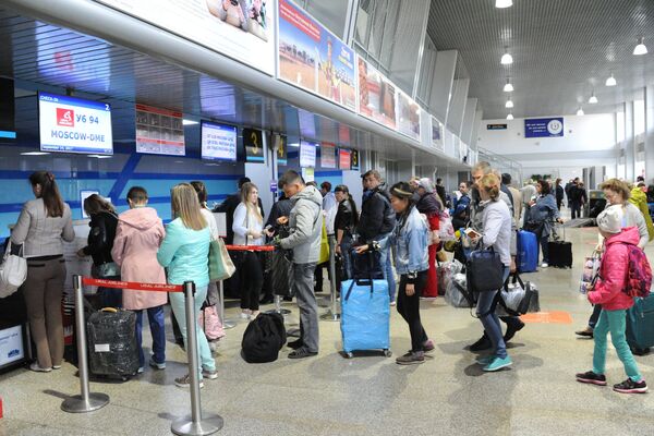 Пассажиры на регистрации в Международном аэропорту Кадала в Чите