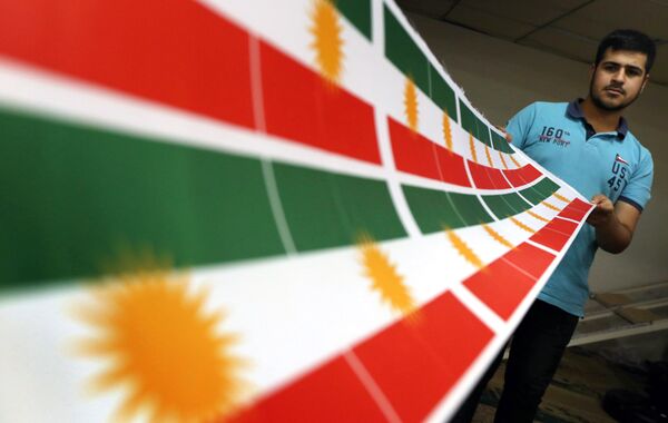 # Изготовление флага Курдистана в Эрбиле, столице автономного курдского региона в Ираке