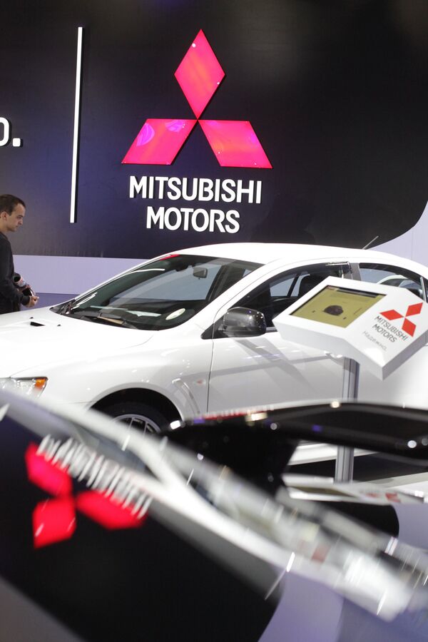 % Стенд компании Mitsubishi Motors на Московском международном автомобильном салоне
