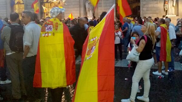 #Люди во время демонстрации, выступающие против референдума о независимости Каталонии, Барселона. 30 сентября 2017