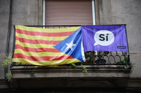 #Агитационный плакат и флаг на одном из балконов в Барселоне